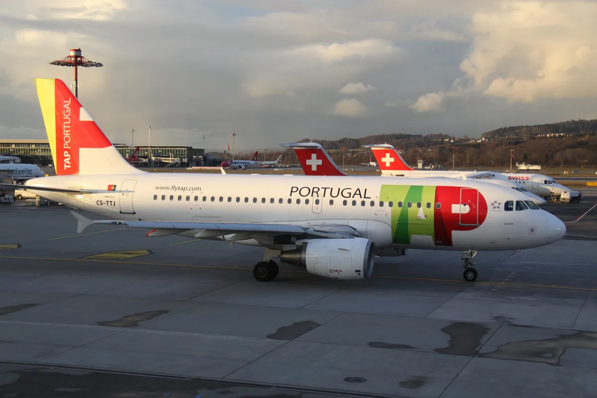 Aeronave da TAP Air Portugal na placa de estacionamento do aeroporto